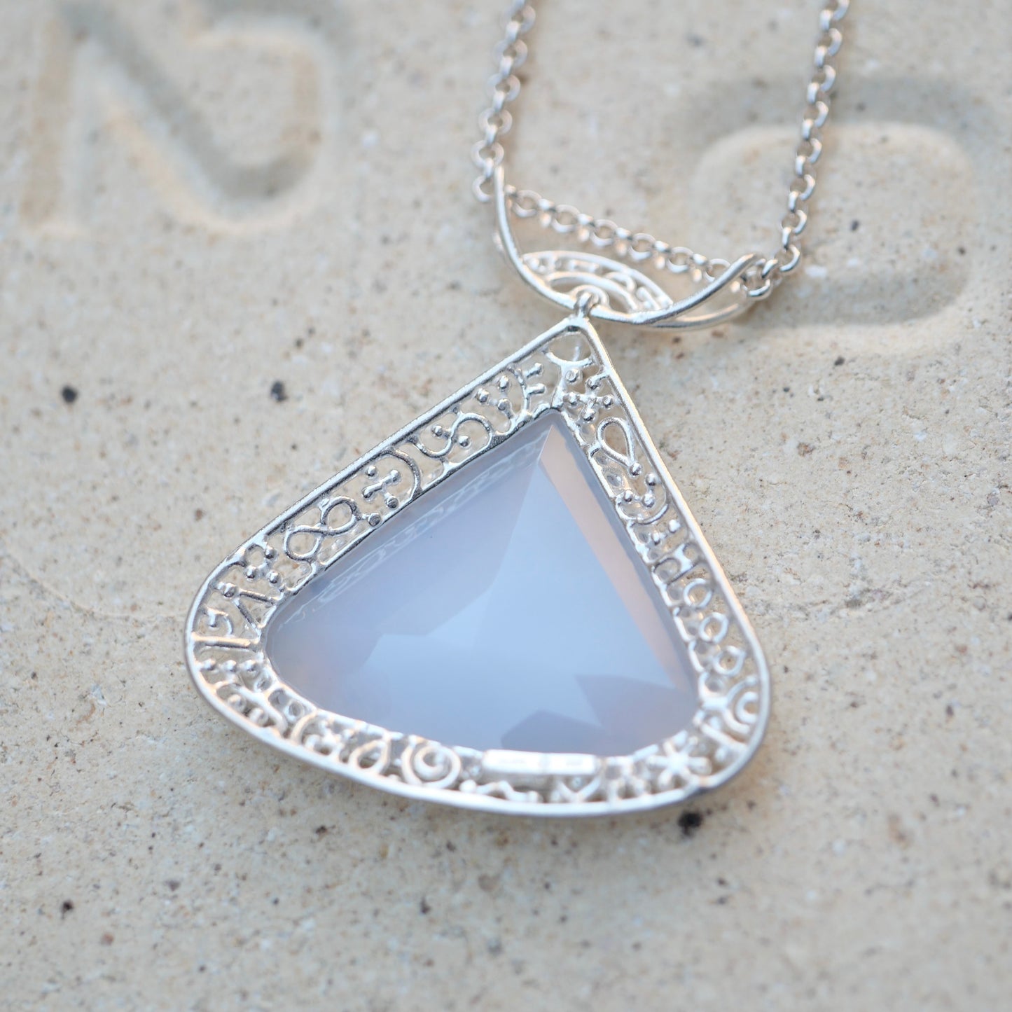 28. Blue Chalcedony Neckless / 22R-55